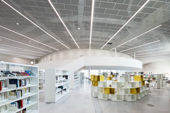 Unique application of LED linear lights in bookstore bookshelf lighting